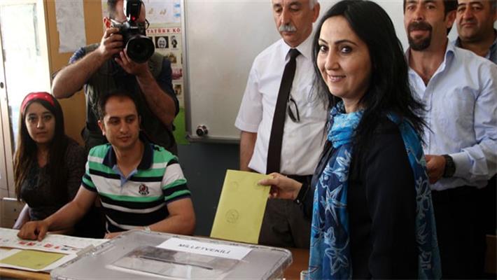 Li Tirkiyê serkirdeyên partiyên serekî dengê xwe bikar tînin